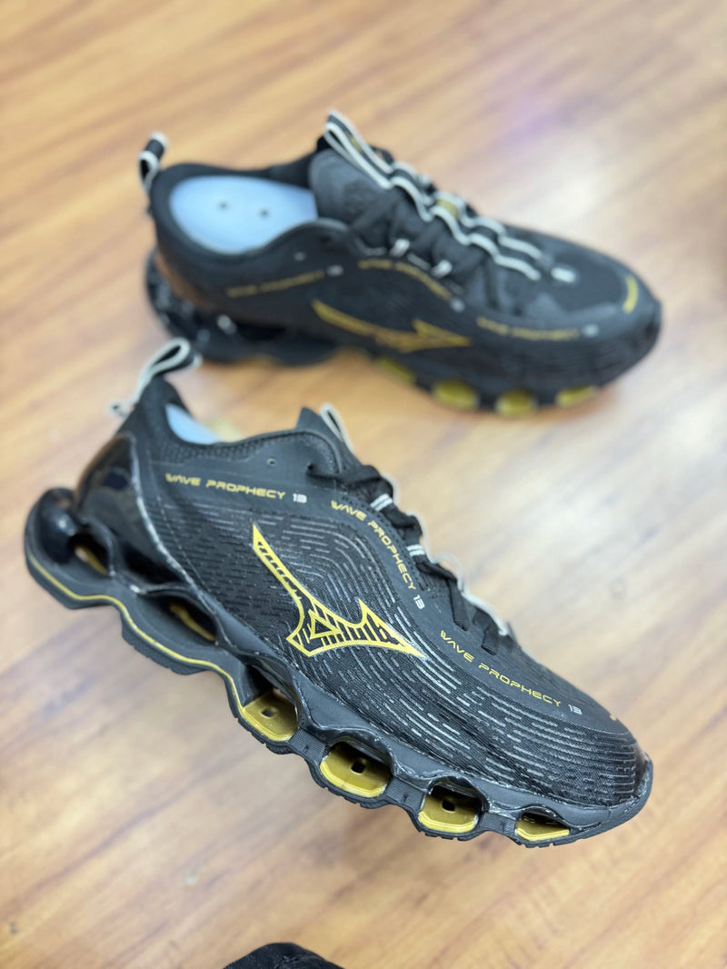 Tênis Mizuno Pro 13 Preto e dourado importado vietnã