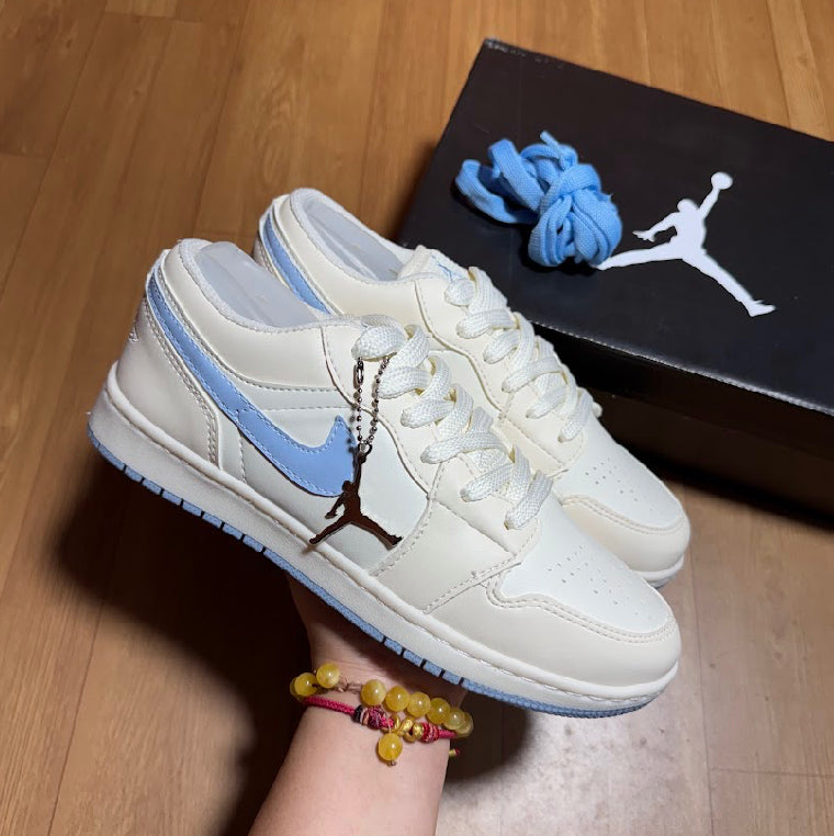 Tênis Nike Jordan Low Creme e azul claro
