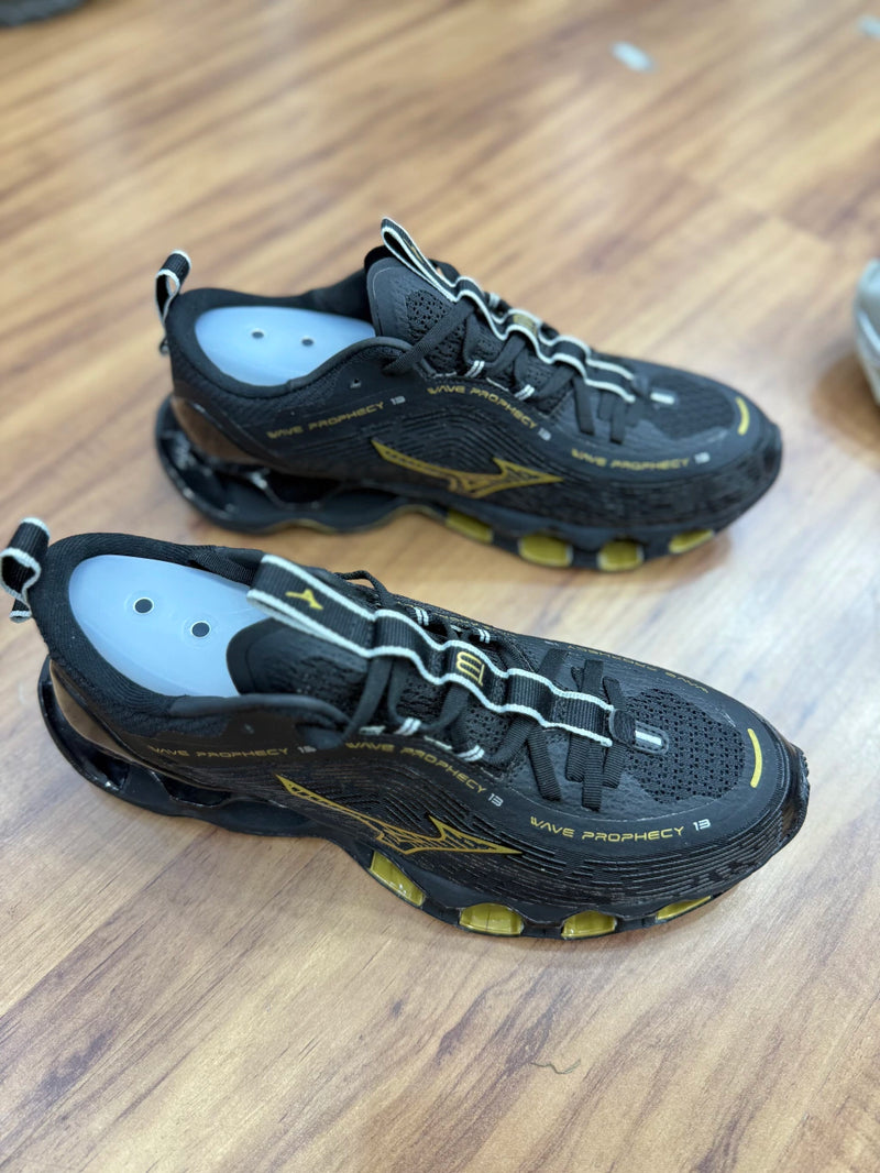 Tênis Mizuno Pro 13 Preto e dourado importado vietnã