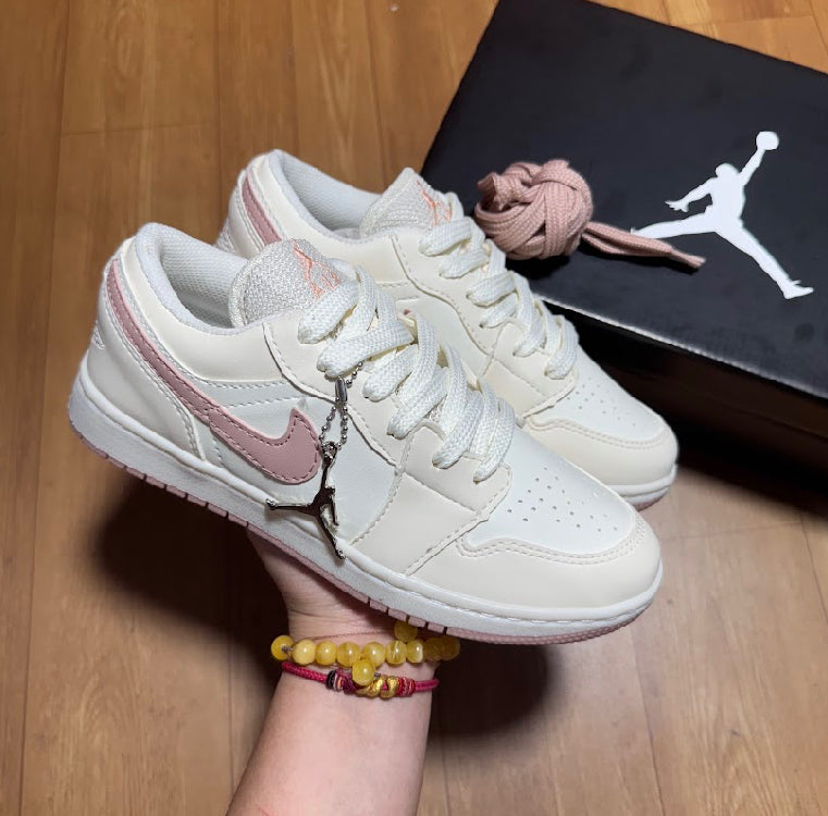 Tênis Nike Jordan Low Creme e rose
