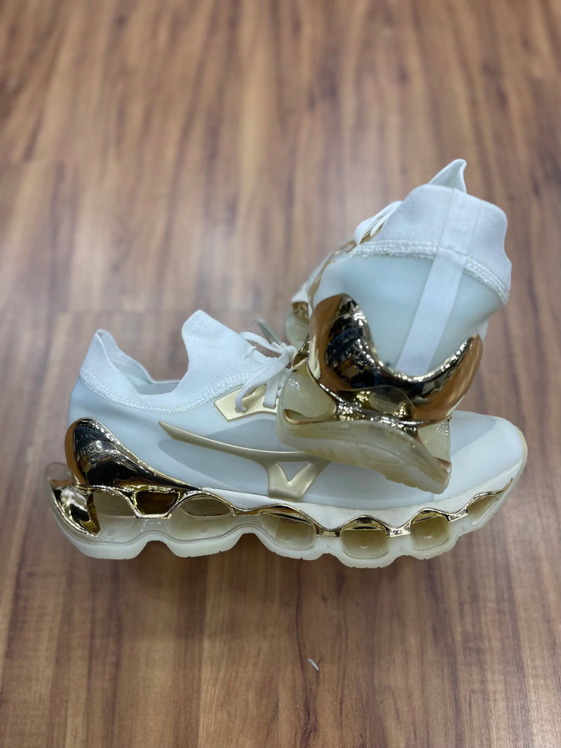 Tênis Mizuno Sorayama Branco e dourado importado Vietnã