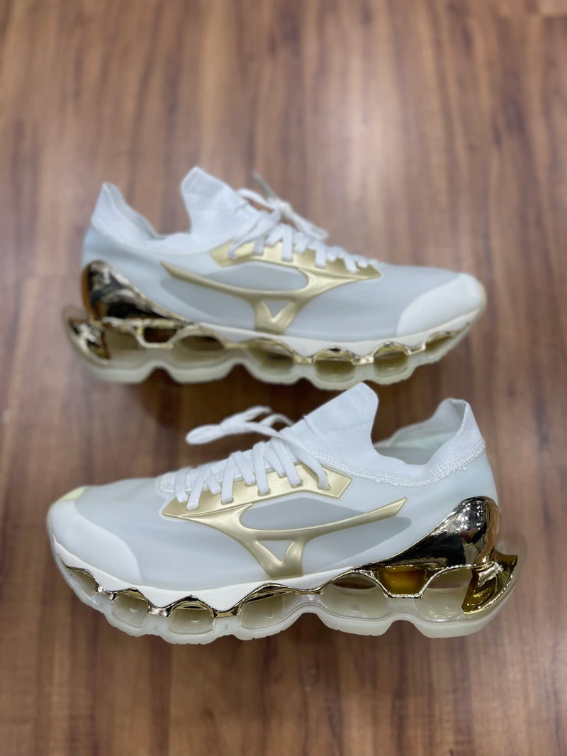 Tênis Mizuno Sorayama Branco e dourado importado Vietnã