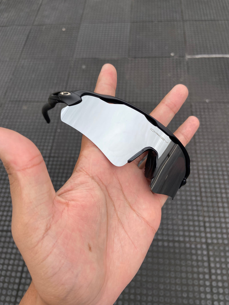 Óculos de sol Radar Ev Preta Lentes Liquid Metal (cinza espelhado)