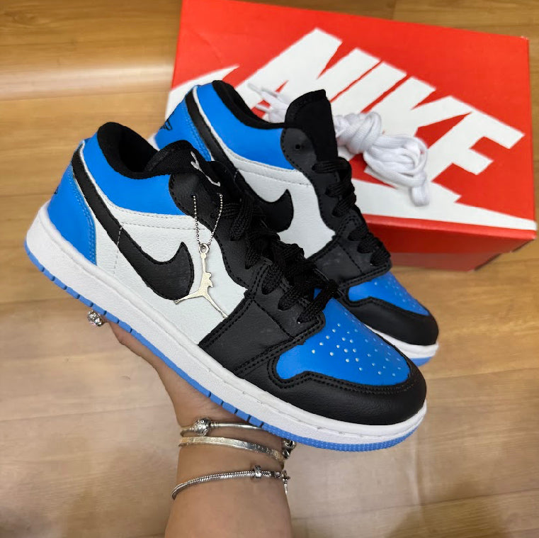 Tênis Nike Jordan Low Branco preto e azul